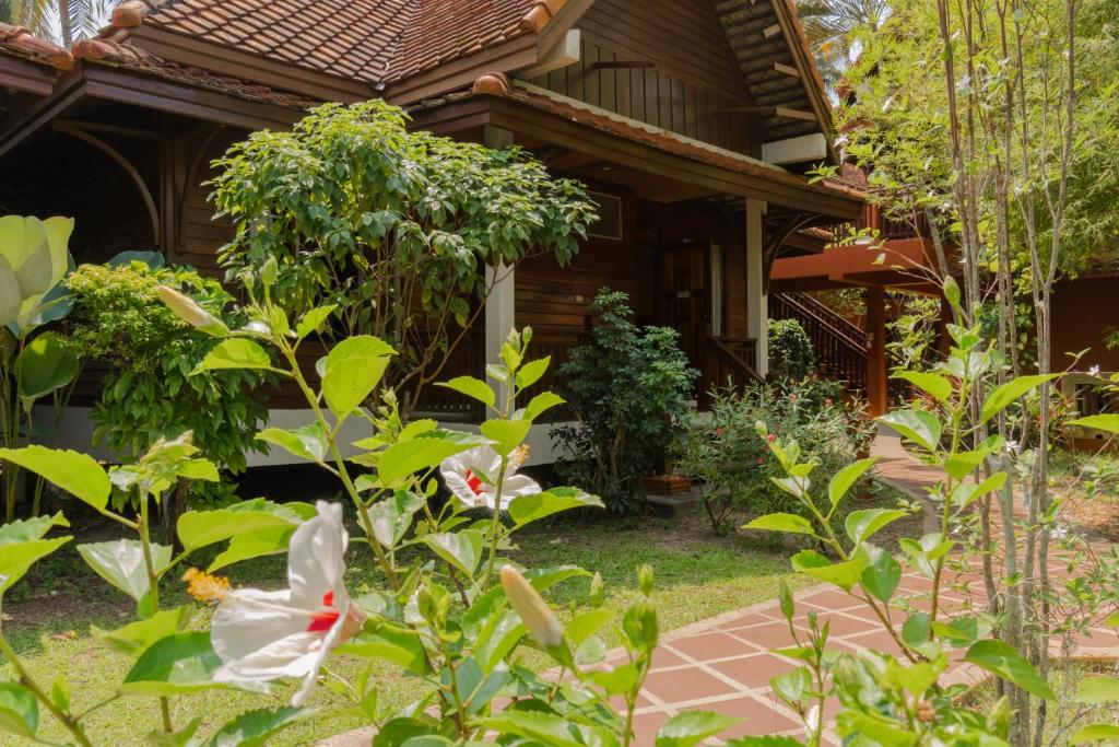 Zahrada ubytování Coral Hotel Bangsaphan