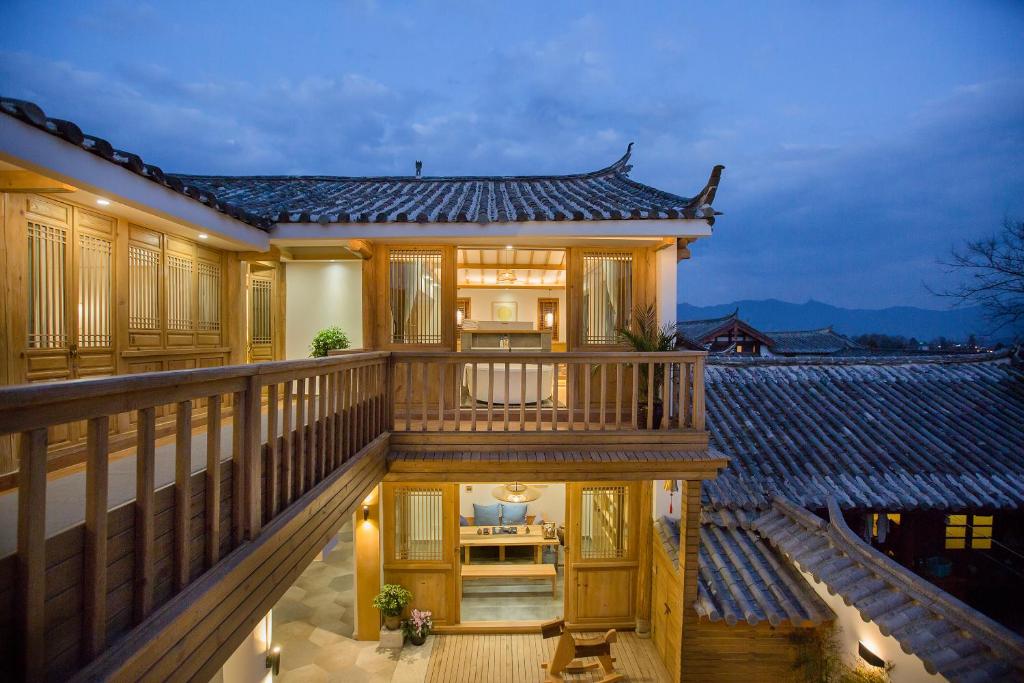 an overhead view of a house with a balcony at Jianshe Inn in Lijiang