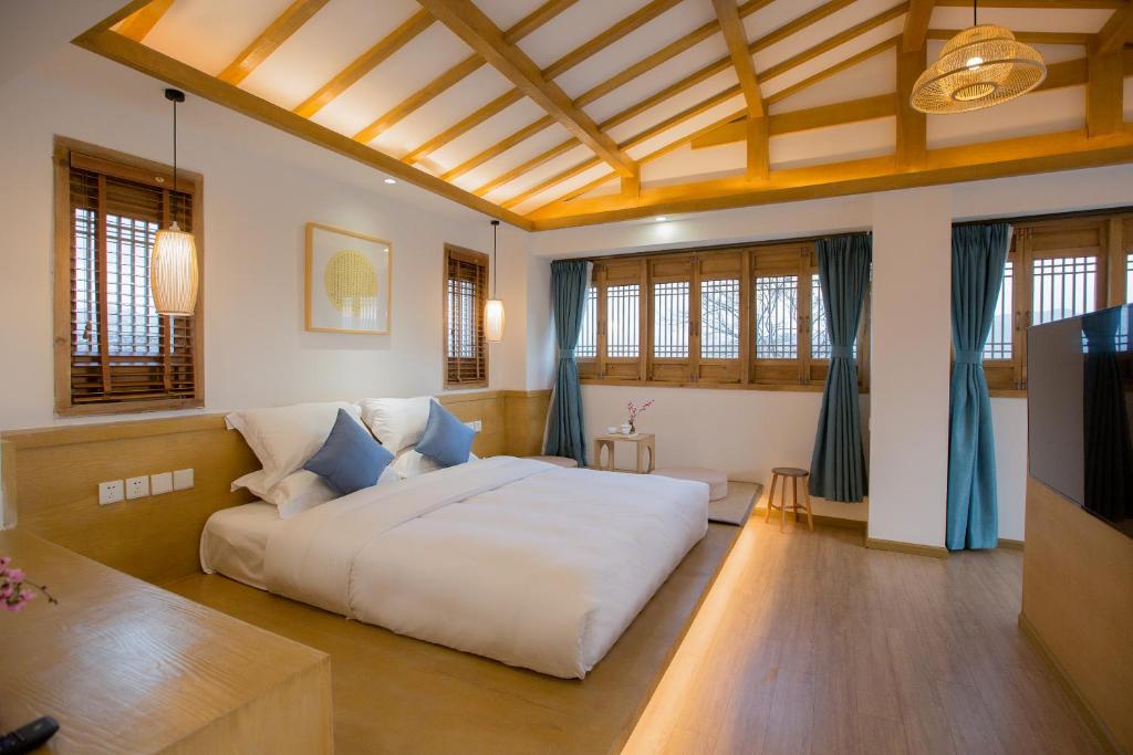 Postel nebo postele na pokoji v ubytování Jianshe Inn