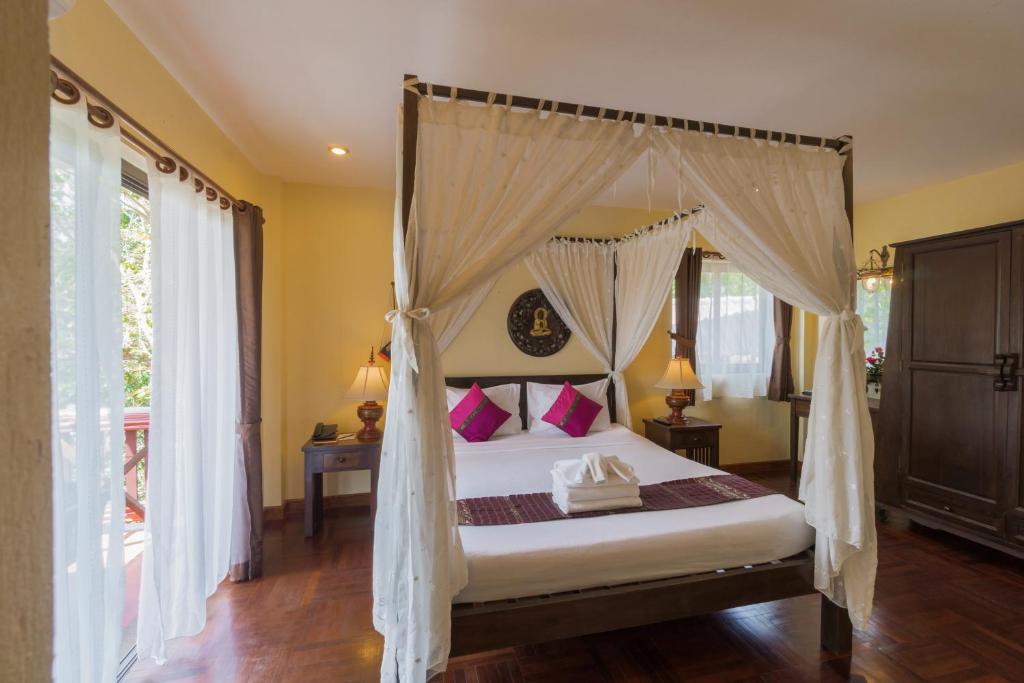 Postel nebo postele na pokoji v ubytování Coral Hotel Bangsaphan