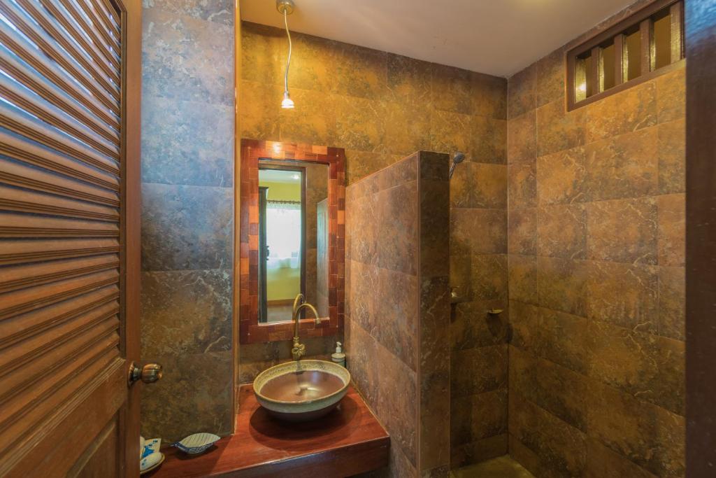 Koupelna v ubytování Coral Hotel Bangsaphan