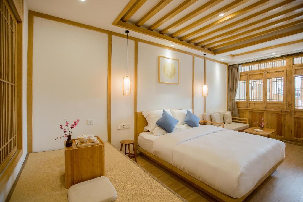 Postel nebo postele na pokoji v ubytování Jianshe Inn