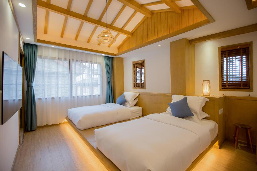 Postel nebo postele na pokoji v ubytování Jianshe Inn
