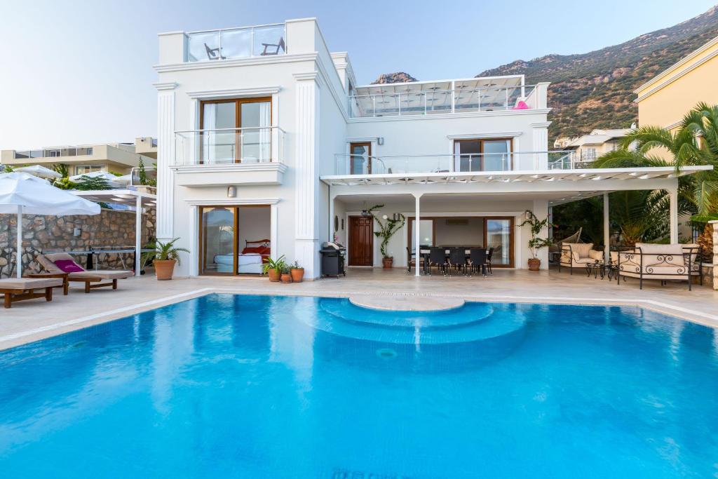 uma villa com uma piscina e uma casa em Villa Sapphire em Kalkan