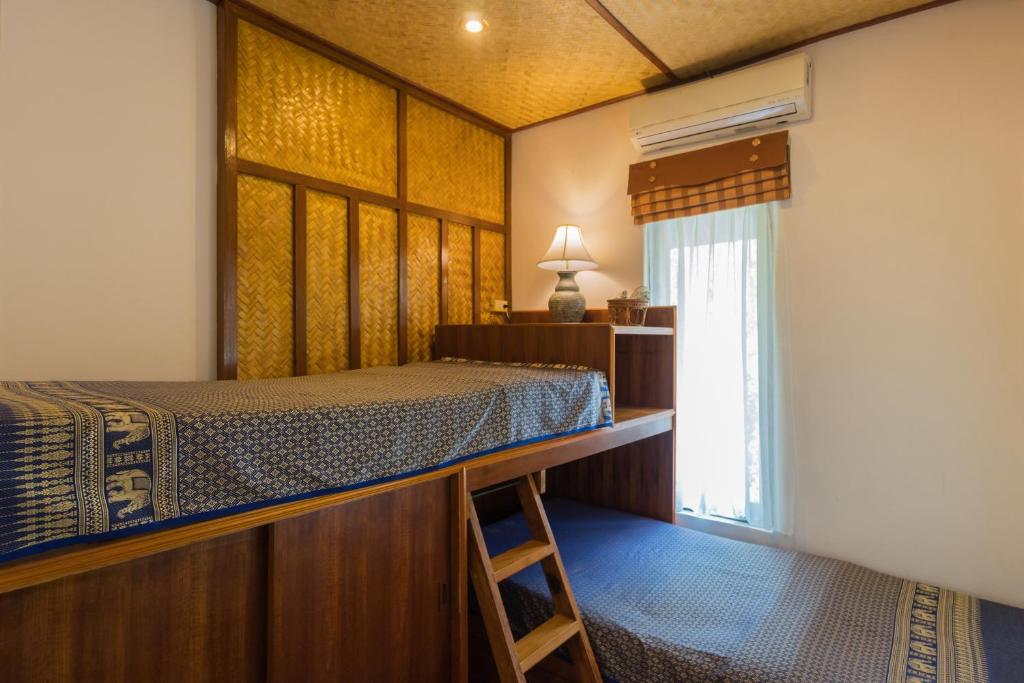 Postel nebo postele na pokoji v ubytování Coral Hotel Bangsaphan