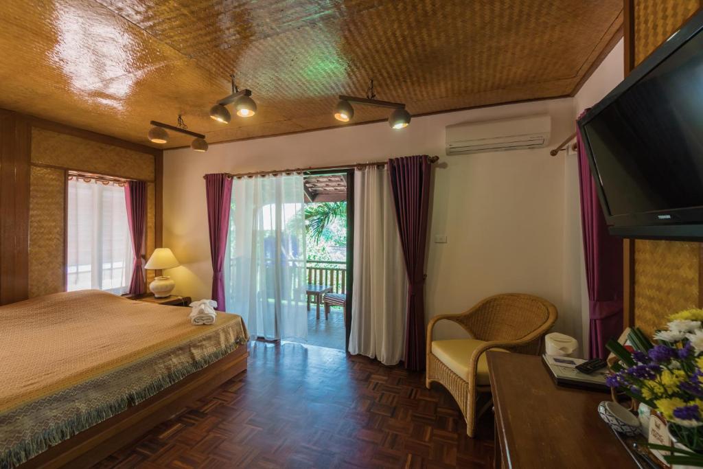 Postel nebo postele na pokoji v ubytování Coral Hotel Bangsaphan