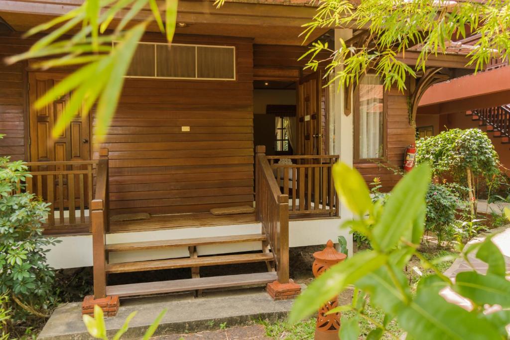 Zahrada ubytování Coral Hotel Bangsaphan
