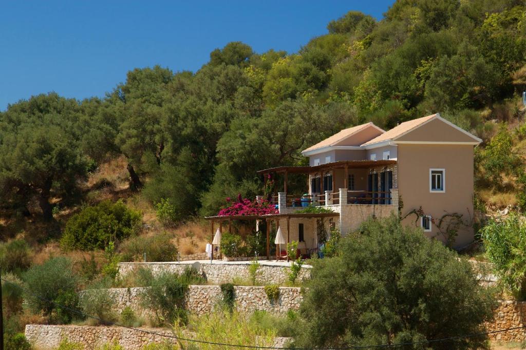 een huis aan de zijkant van een heuvel bij Casa Nostos in Vasiliki