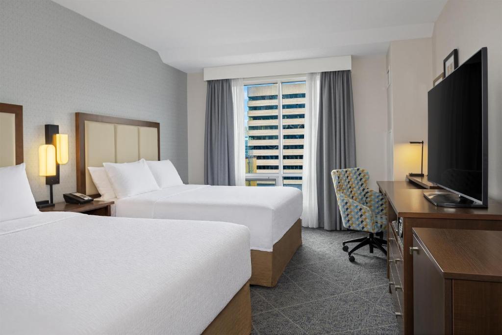 Travel Proud Sustainability certification Hampton Inn by Hilton Halifax Downtown - Habitación Queen Con Dos Camas Queen Y Vista Al Mar