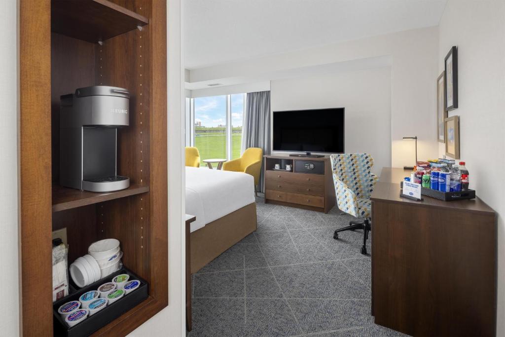 Travel Proud Sustainability certification Hampton Inn by Hilton Halifax Downtown - Habitación King Premium Con Vista Al Puerto - No Fumadores