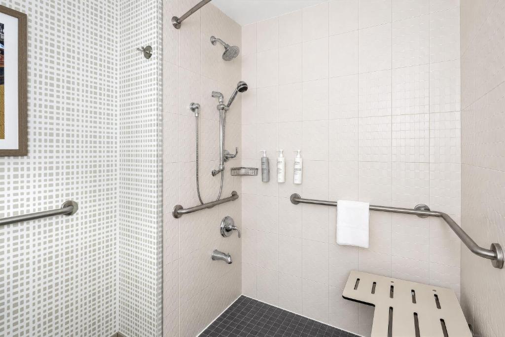 Travel Proud Sustainability certification Hampton Inn by Hilton Halifax Downtown - Habitación Queen Con Dos Camas Queen - Acceso Auditivo / No Fumadores