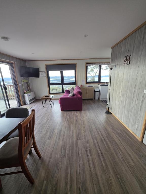 Mount Rumney Escapes - 5 Seaview Kangaroo House - Housity