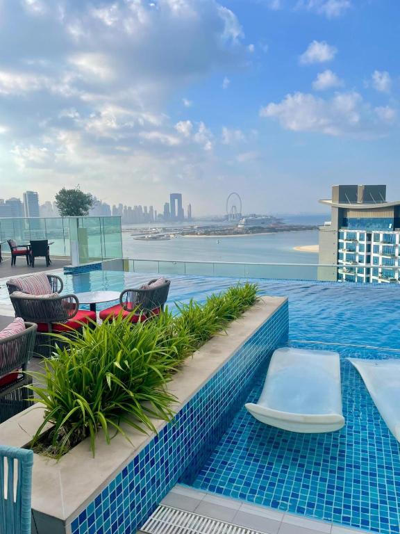 Amazing apartment with infinity pool در دبی