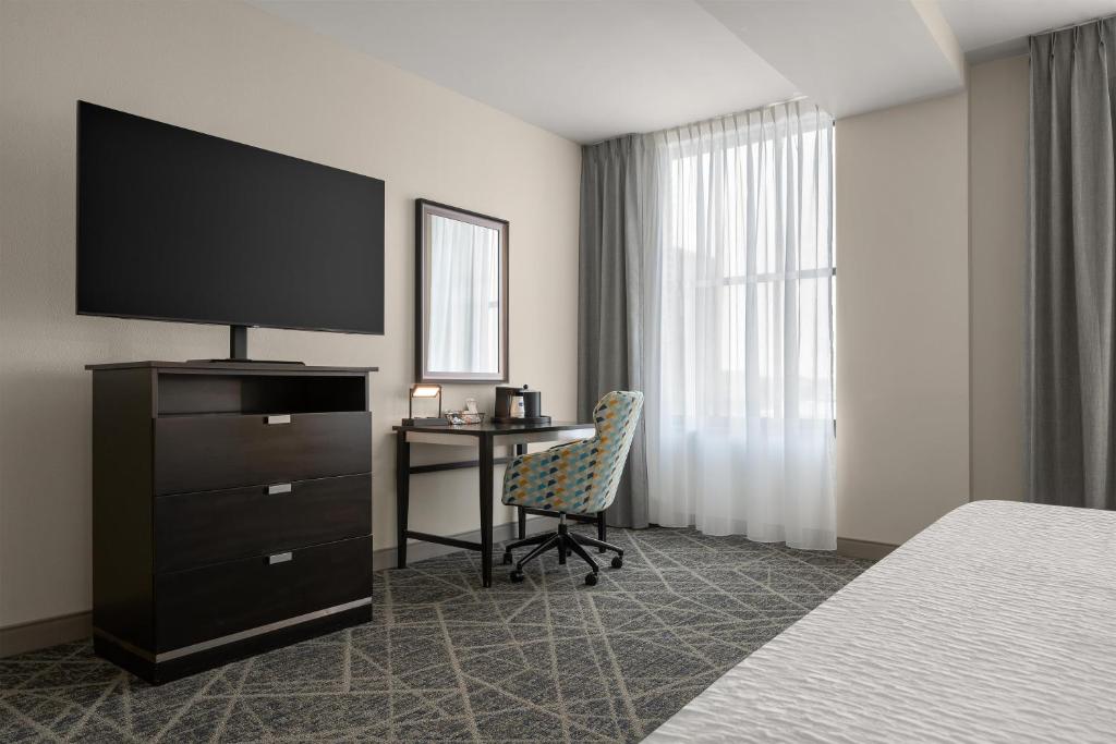 Hampton Inn and Suites Cincinnati - Downtown - 