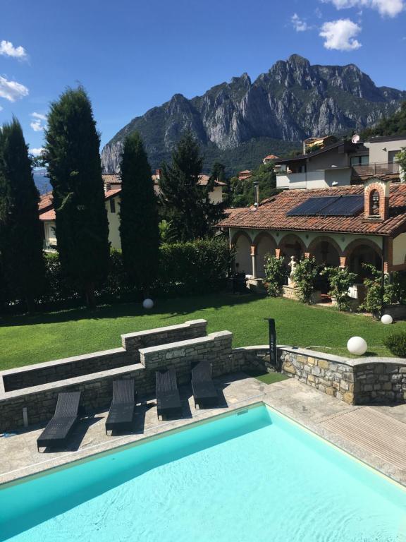 una piscina en un patio con una casa en Villa Viola, en Lecco