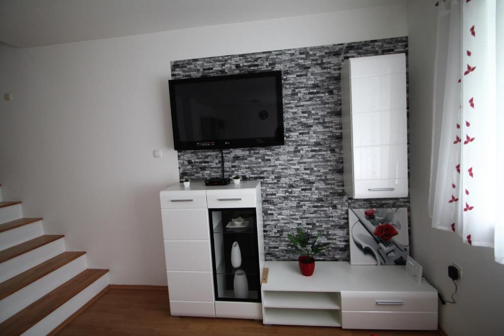 Televízia a/alebo spoločenská miestnosť v ubytovaní Holiday Home Dalija