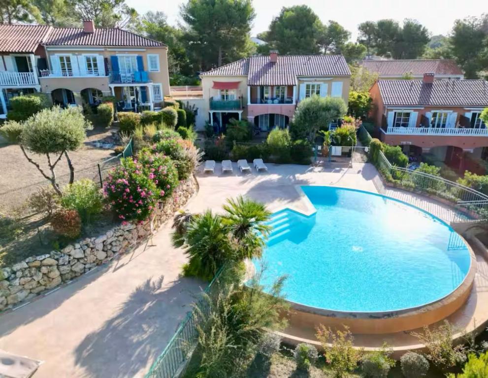 Appartement lumineux avec piscine, mer et lac