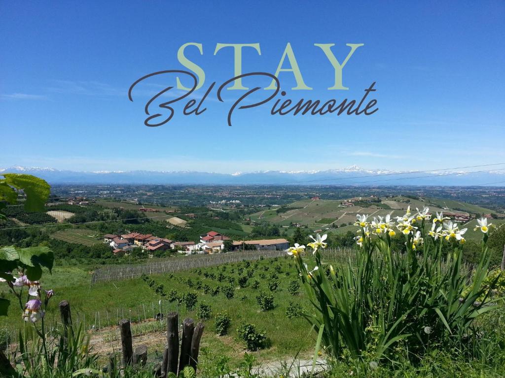 vista su un vigneto con fiori su una collina di Apartment Stay Bel Piemonte a Dogliani