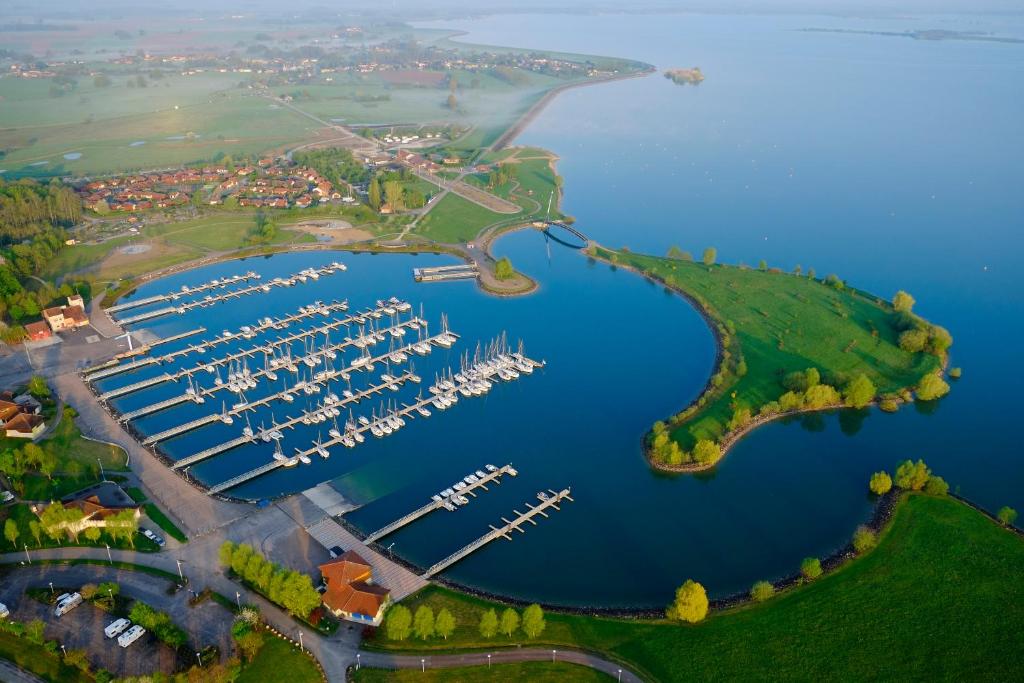 une vue aérienne sur un port de plaisance avec des bateaux dans l'eau dans l'établissement Marina Holyder, à Giffaumont