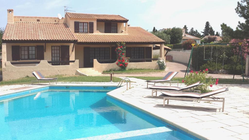 una casa con piscina frente a una casa en Villa Style Provencal en Gignac-la-Nerthe