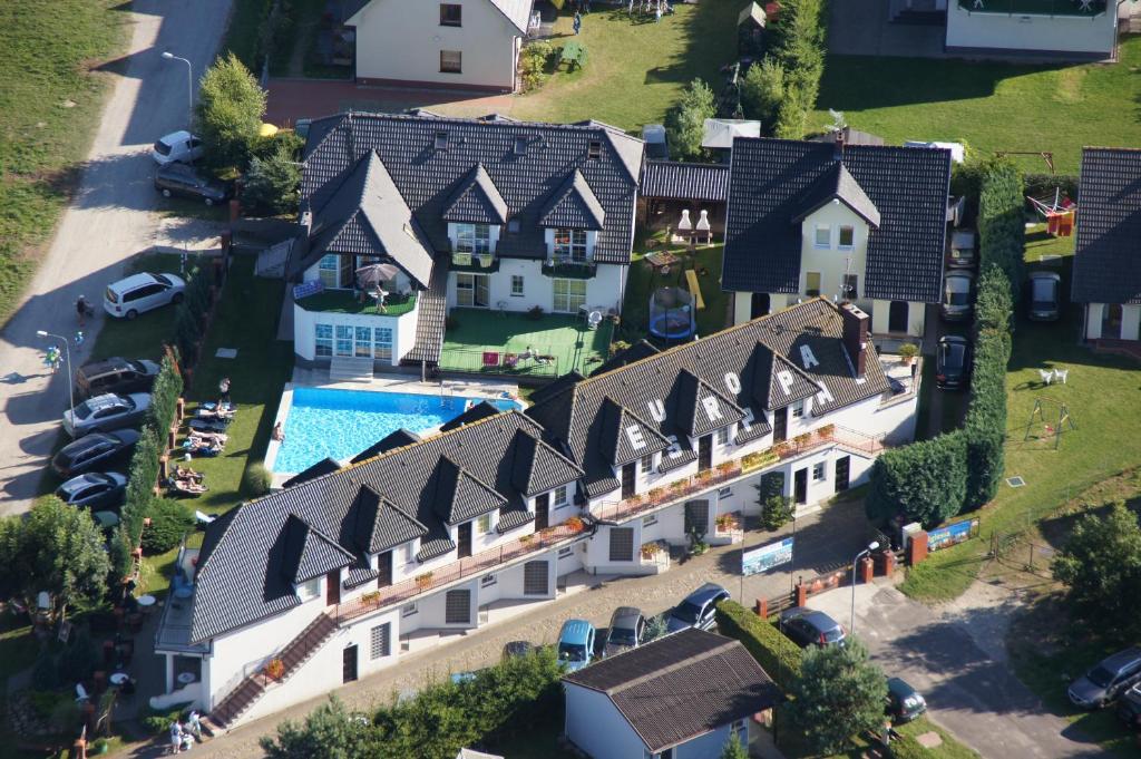 トシェンサチにあるEuropa Spaのスイミングプール付きの家屋の空中ビュー