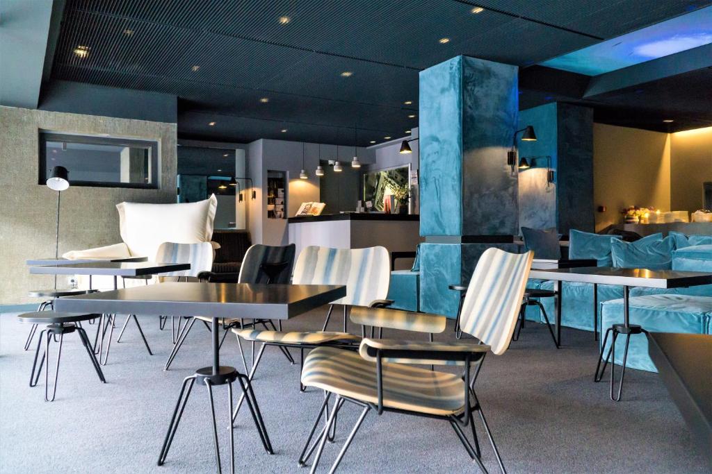 um restaurante com mesas e cadeiras e um bar em Periscope em Atenas