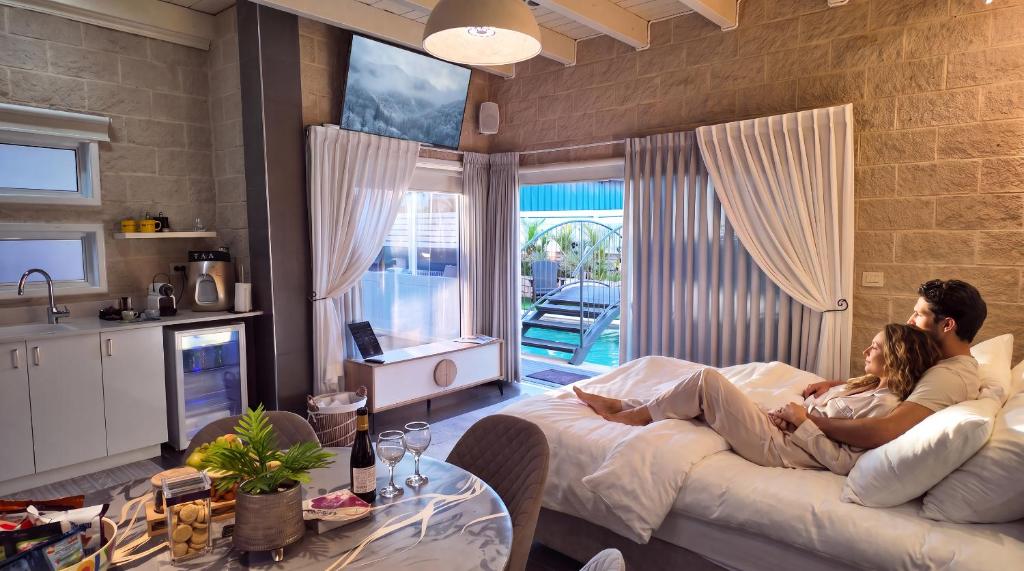 אחוזת מיא - סוויטות בוטיק על המים - Suite With Private Pool