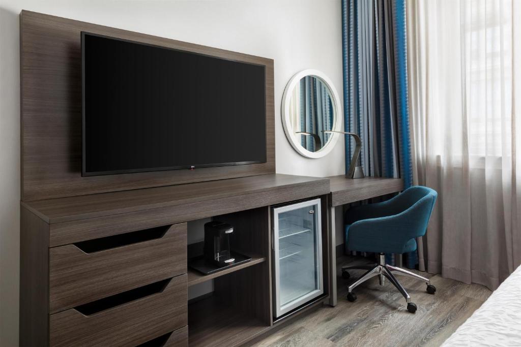 Hampton Inn & Suites Baltimore Inner Harbor - 