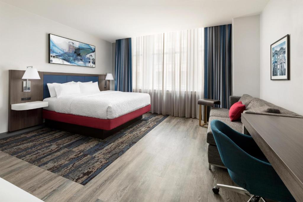 Hampton Inn & Suites Baltimore Inner Harbor - 