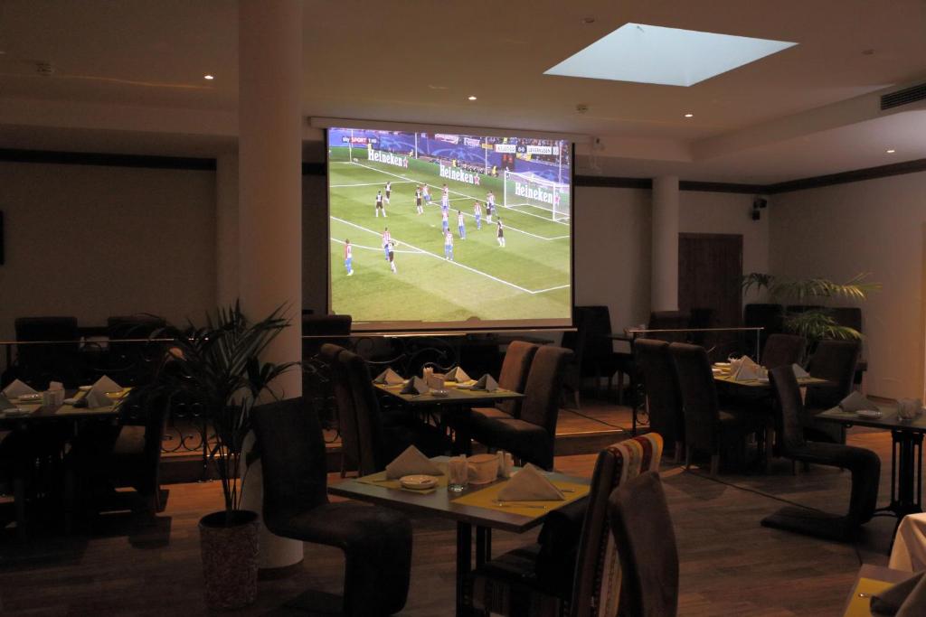 TV a/nebo společenská místnost v ubytování Hotel Römerstadt