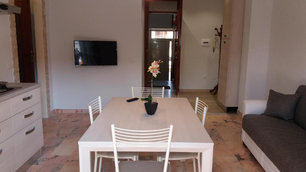 スパダフォーラにあるCasa Vacanze Spadafora 2のリビングルーム(白いテーブル、椅子付)