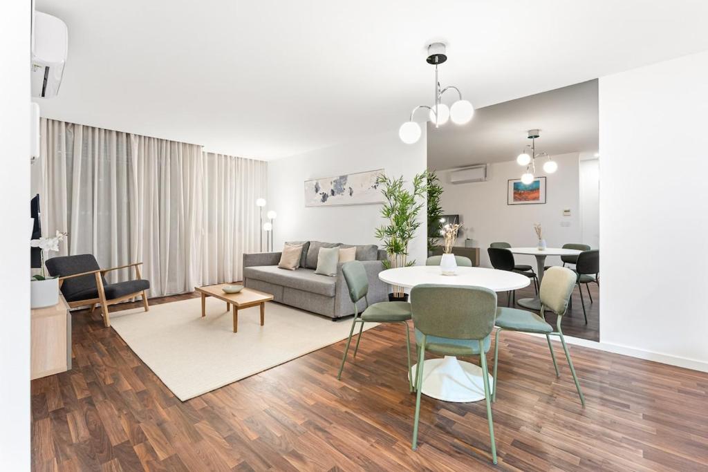 Urban Retreat with Balcony, Bright and Central Porto