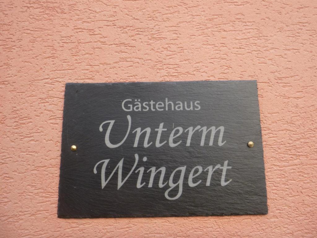 ein Schild an der Seite einer Wand mit den Worten "gstaitzineine" in der Unterkunft Unterm Wingert in Zell an der Mosel