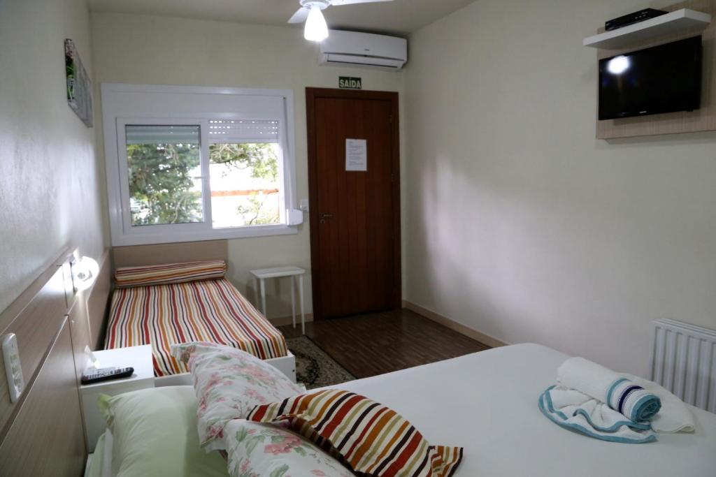 Suíte em Pousada - Gramado - Caminho das Rosas  Suíte em Pousada - Gramado - Caminho das Rosas