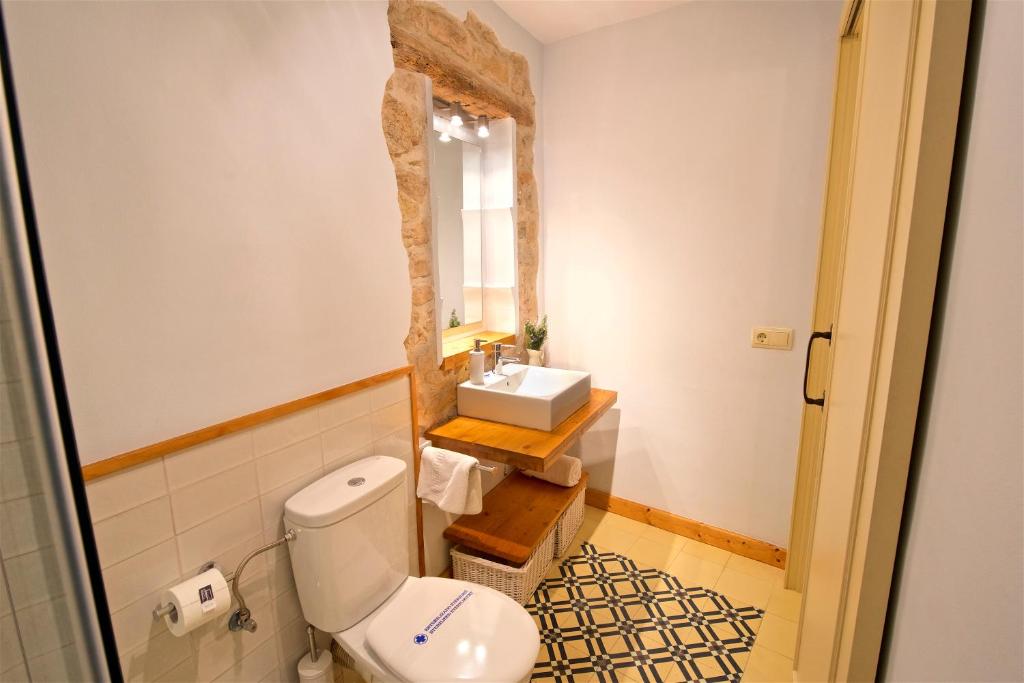 A bathroom at Cal Barceló