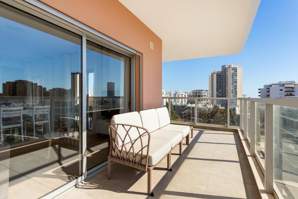 Your Algarve Base -Bright 2BR with Pool & Terrace