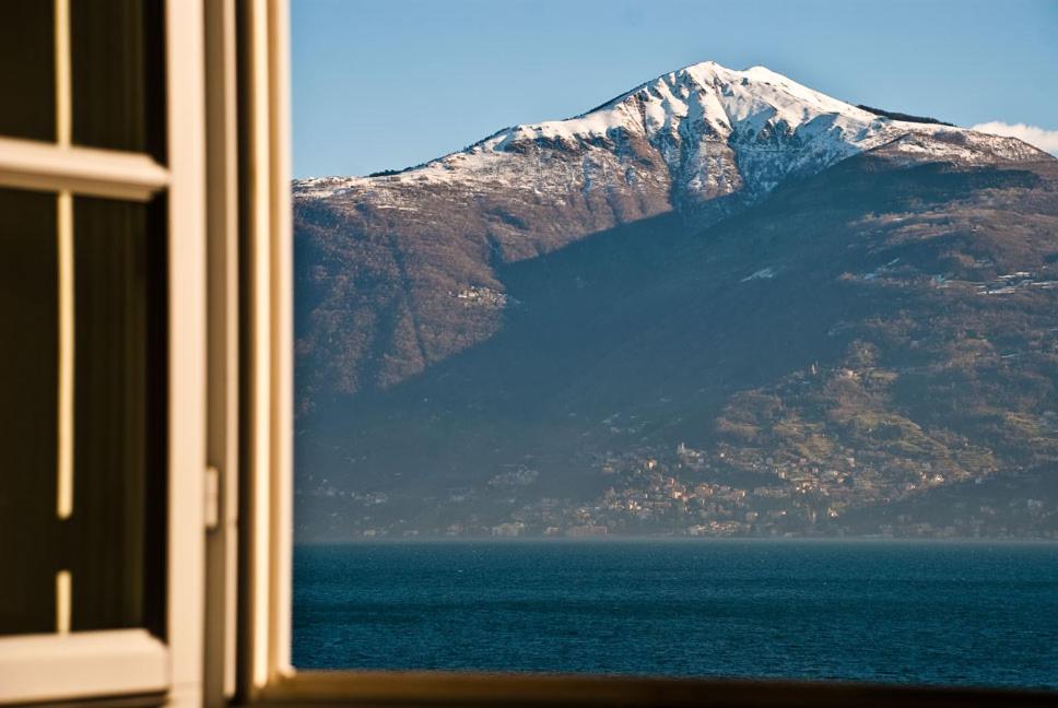 メナッジョにあるNobiallum B&Bの窓から山の景色を望めます。
