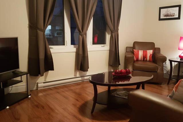 un soggiorno con divano e tavolo di Two-Bedroom Apartment Sweet #4 by Amazing Property Rentals a Gatineau