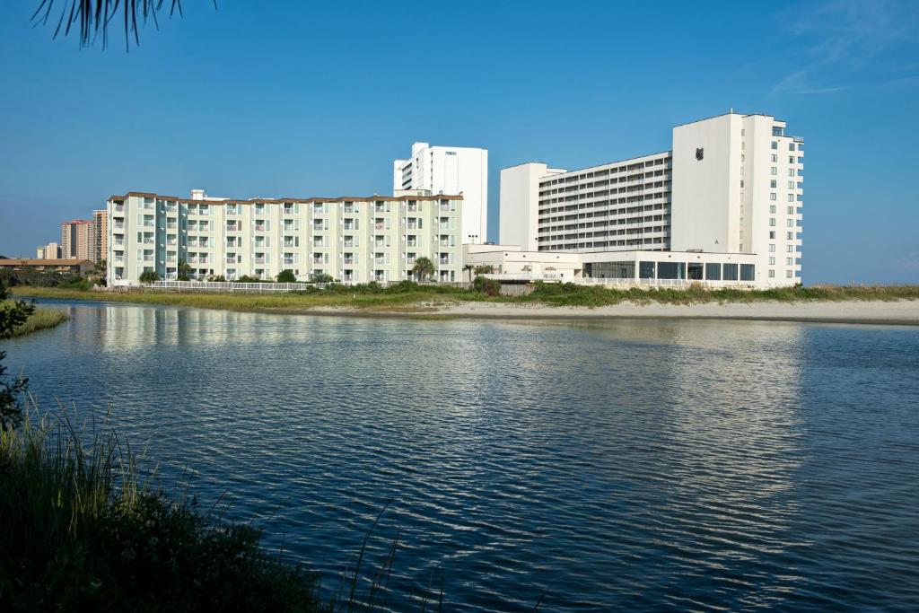 einem Wasserkörper mit Gebäuden im Hintergrund in der Unterkunft Sands Beach Club by Capital Vacations in Myrtle Beach