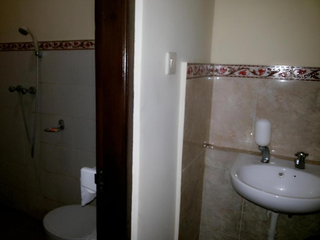 Koupelna v ubytování Hotel Mawar Sari Mitra RedDoorz