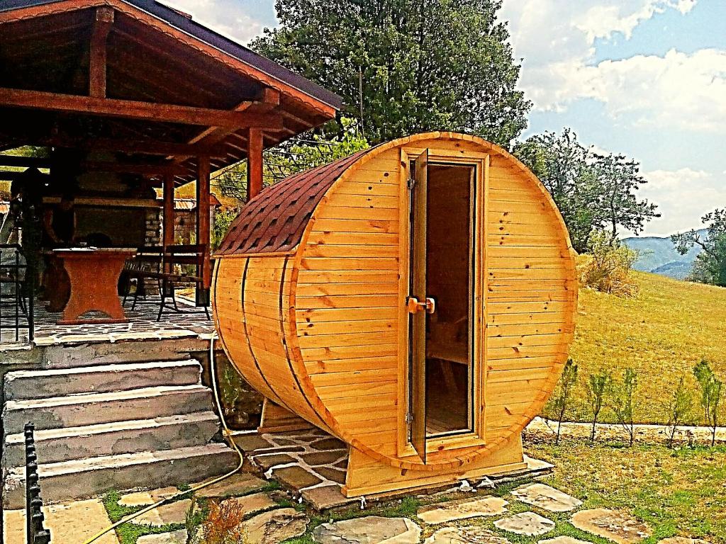 Cabaña de madera con puerta en un campo en Villa Rupcovoto en Smolyan