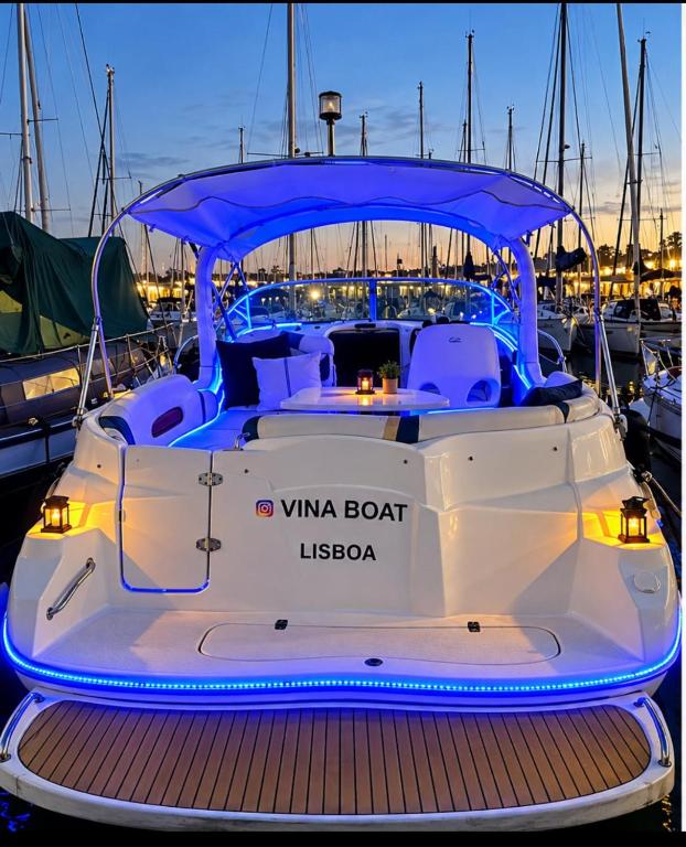 VINA BOAT - Unique Stay in Lisbon Marina