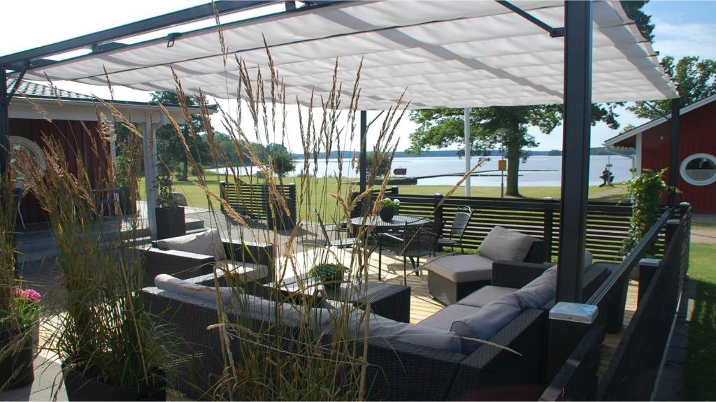 Tingsryd的住宿－Tingsryd Resort，一个带顶棚、沙发、椅子和桌子的庭院