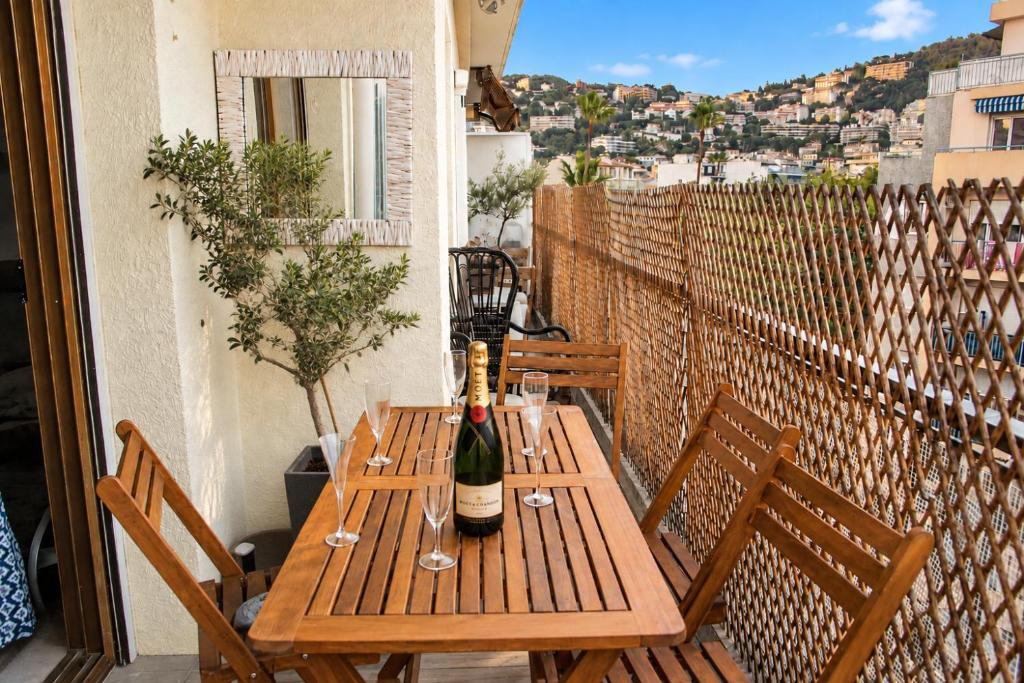 Sunny terrace with great view- Port, Beach & Garibaldi- 3 rooms apt
