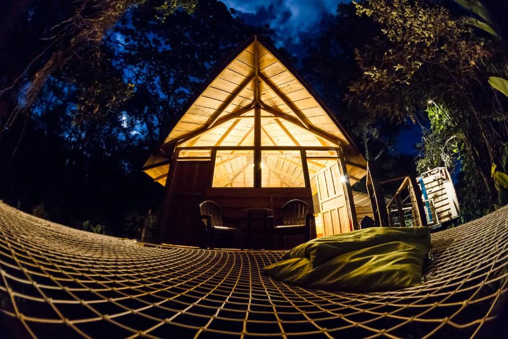 eine Hängematte vor einem Pavillon in der Nacht in der Unterkunft La Manigua Lodge in La Macarena
