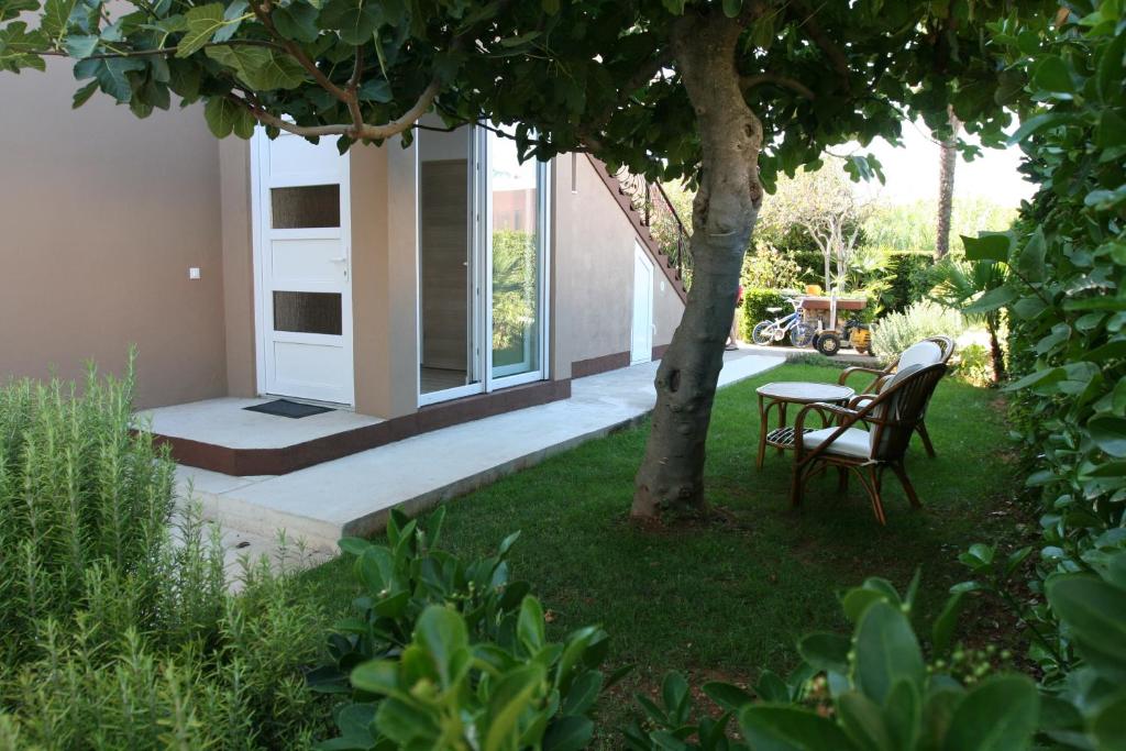 Vonkajšia záhrada v ubytovaní Tiana Apartment
