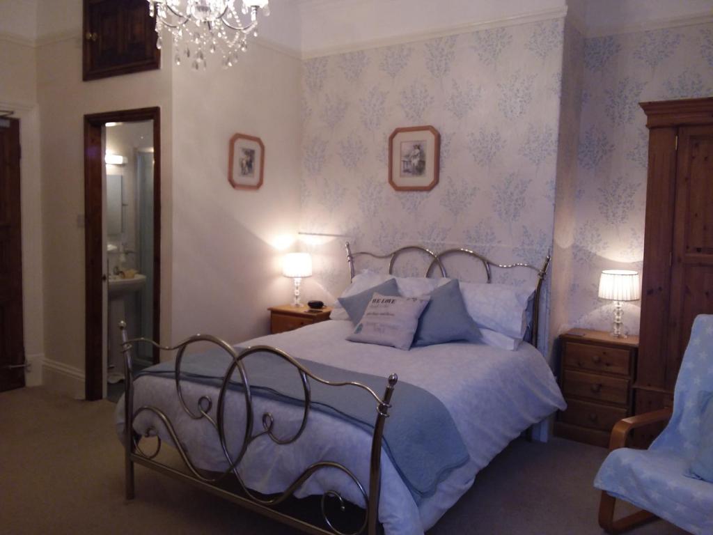 Un pat sau paturi într-o cameră la Boulmer Guest House