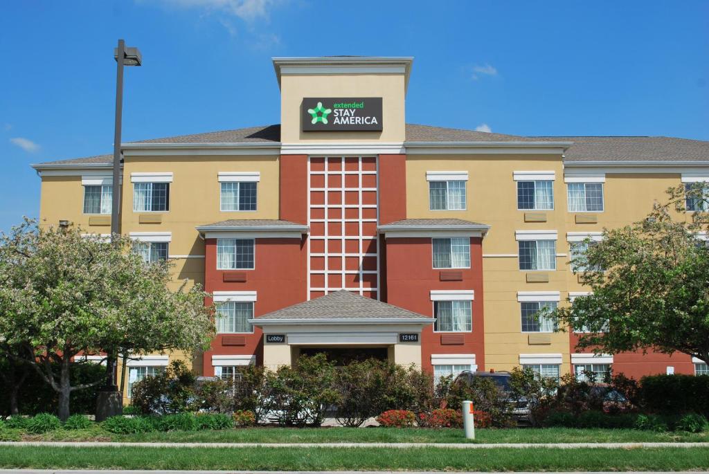 un edificio de hotel con un cartel encima en Extended Stay America Suites - St Louis - Westport - Central, en Maryland Heights