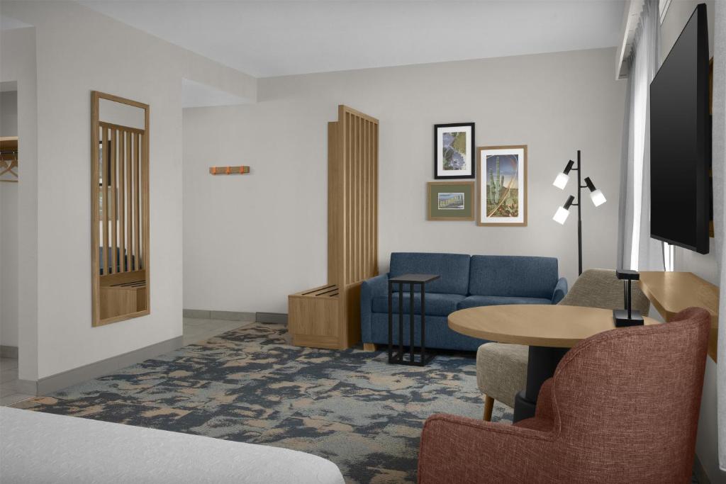 Hampton Inn & Suites Phoenix Glendale-Westgate - 