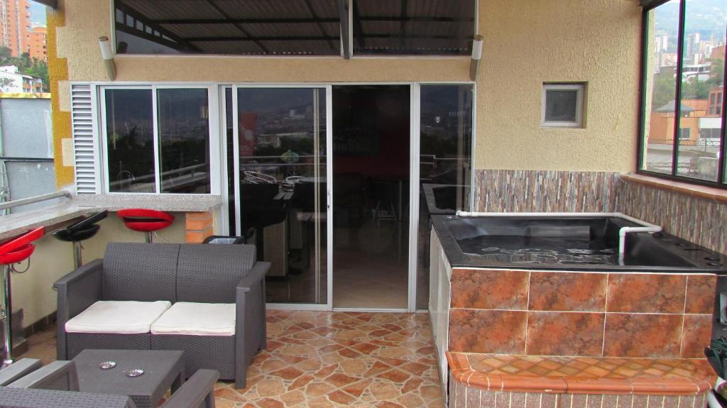 eine Außenküche mit einem Herd und einem Grill in der Unterkunft Apartamentos en el Poblado in Medellín